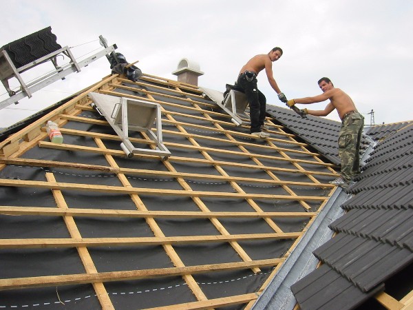 2004  Év tetője Nívódíj pályázat betoncseréppel fedett tetők Elismerő oklevél. 